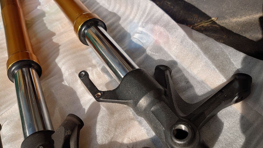 フロントフォーク 部品取り用 MT09 RN34 xsr900シールおまけ。