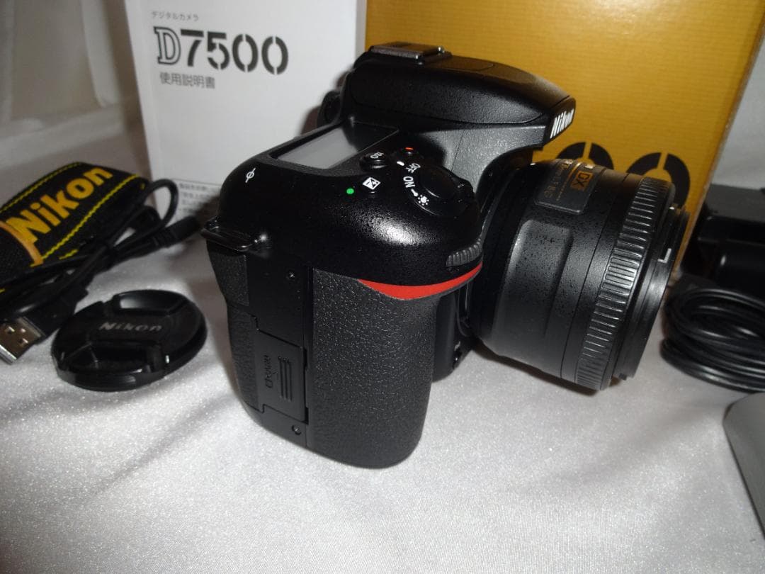 NIKON D7500デジタル一眼レフカメラボディ ショット数27300です。の