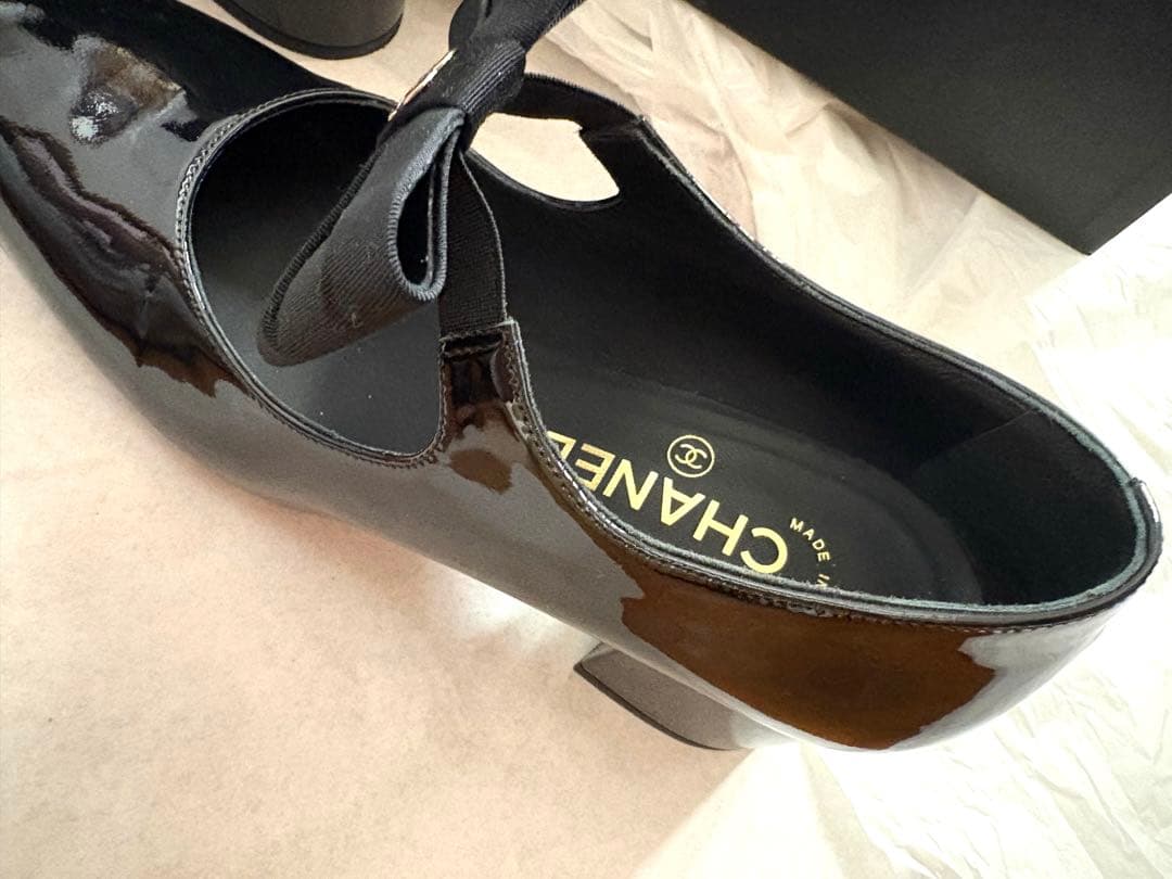 CHANELエナメルリボンストラップシューズ - メルカリ