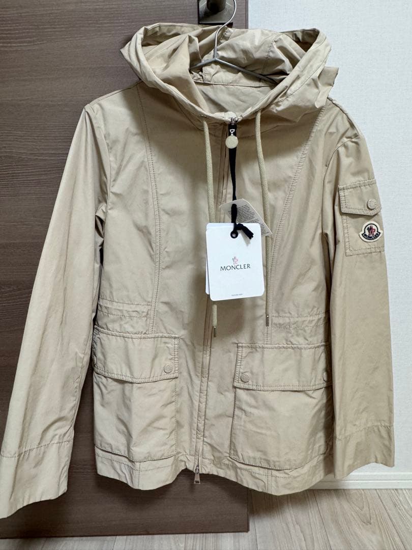 新品 MONCLER ベージュ マウンテンパーカー タグ付き - メルカリ