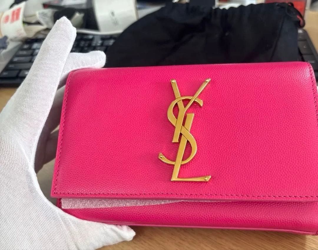 SAINT LAURENT ピンク ショルダーバッグ Cassandre matelassé leather wallet on chain in pink - Saint