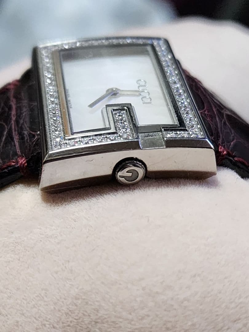 GUCCI文字盤白蝶貝 ダイヤモンド装飾 レザーベルト時計