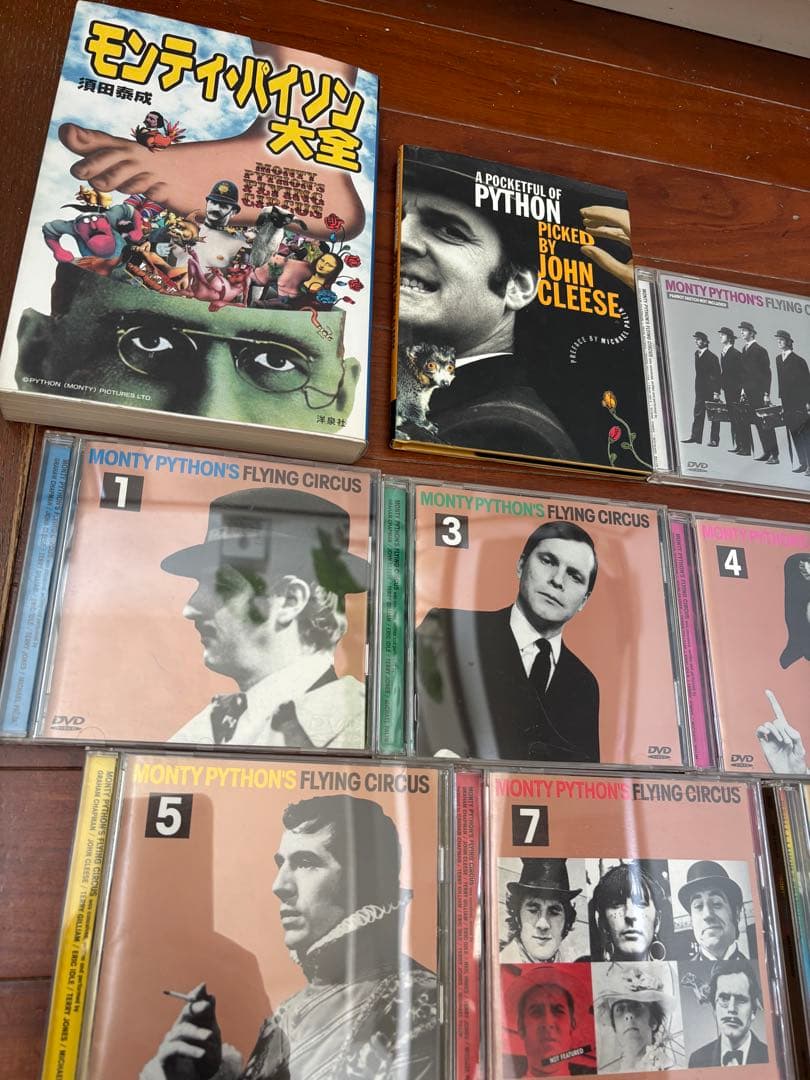 モンティパイソン　DVD,書籍一式