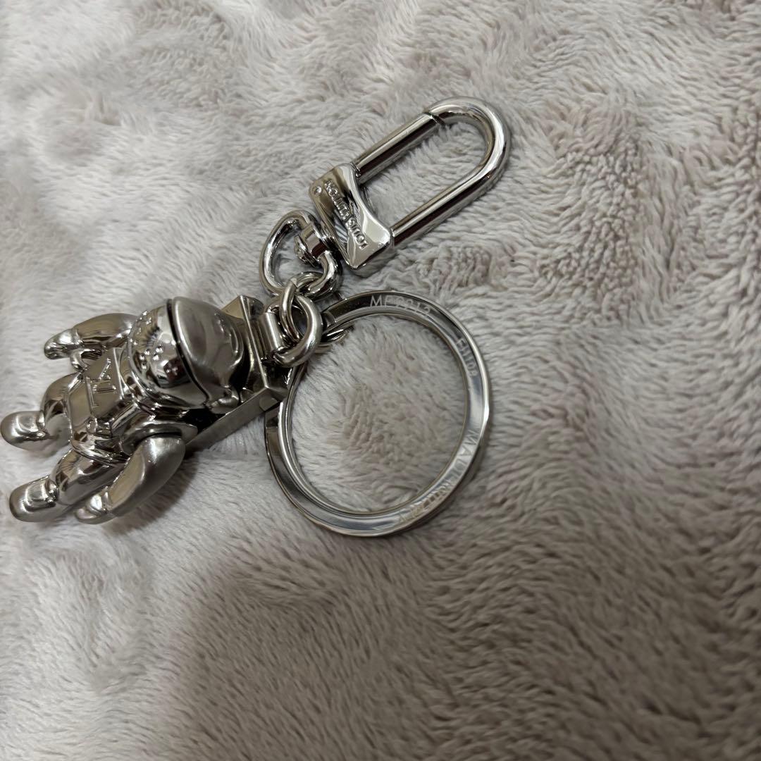 r*9様 Louis Vuitton 宇宙飛行士キーホルダー - メルカリ