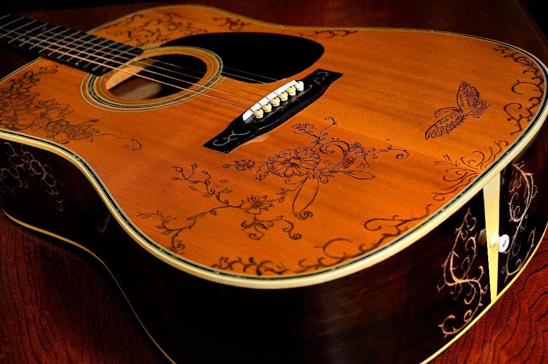 ☆華やかな場面の演出で盛り立てるオブジェへの創造♪【彫刻装飾ギター】