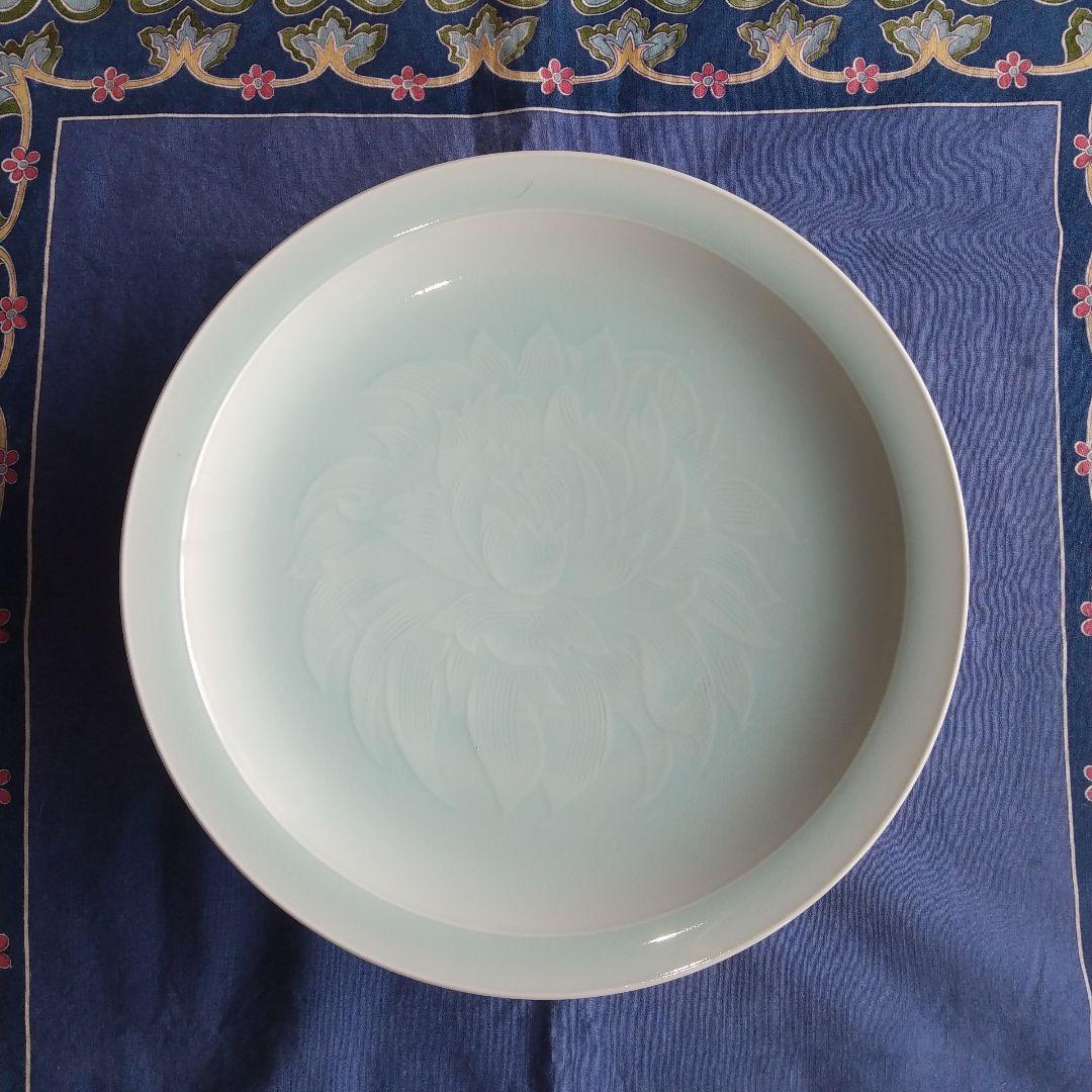 人間国宝♦塚本快示♦青白磁♦牡丹刻♦高台皿♦骨董 人間国宝♢塚本快示♢青白磁♢牡丹刻♢高台皿♢骨董 - メルカリ