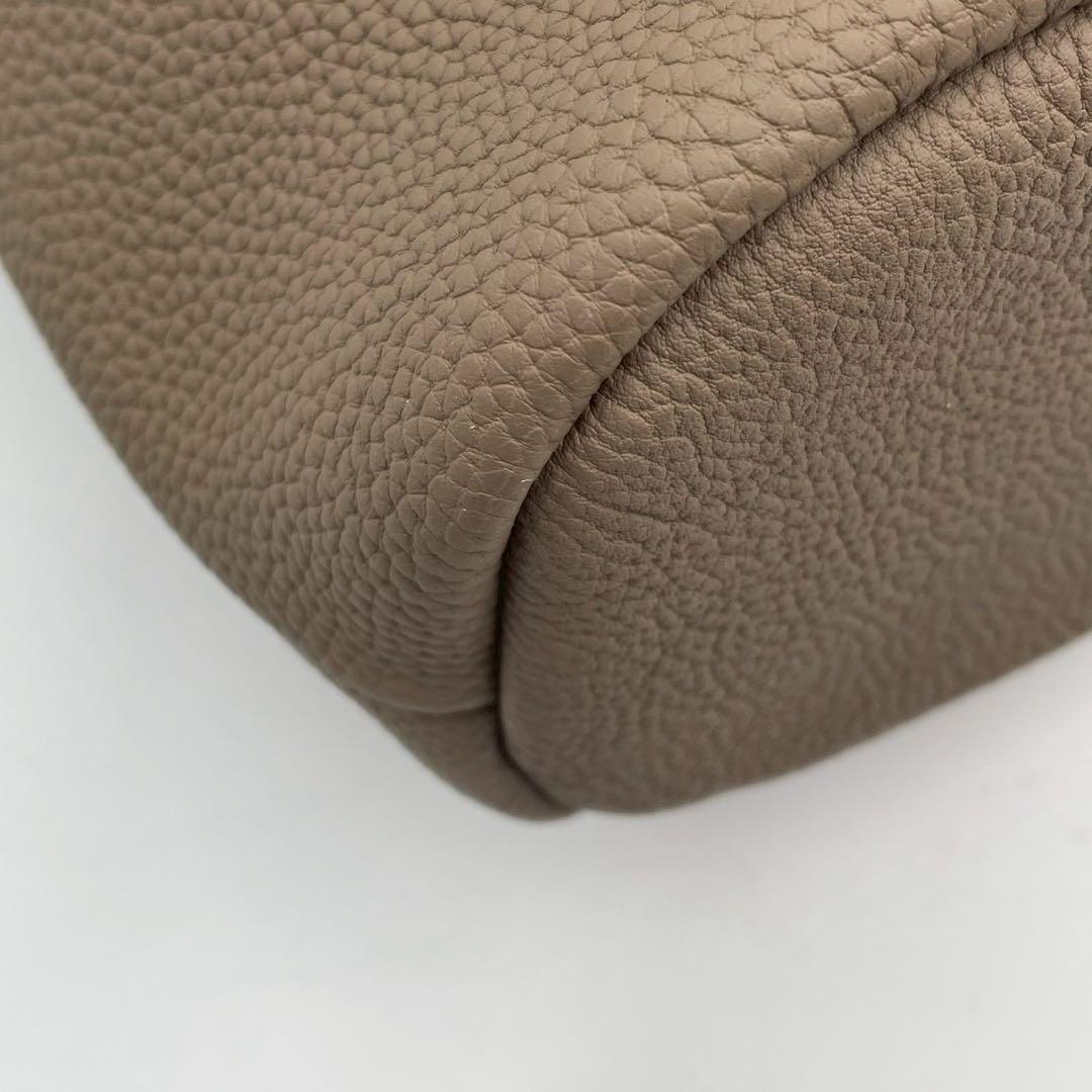 極美品 マヌー keg pouchc ケッグポーチ レザーバッグ グレージュ