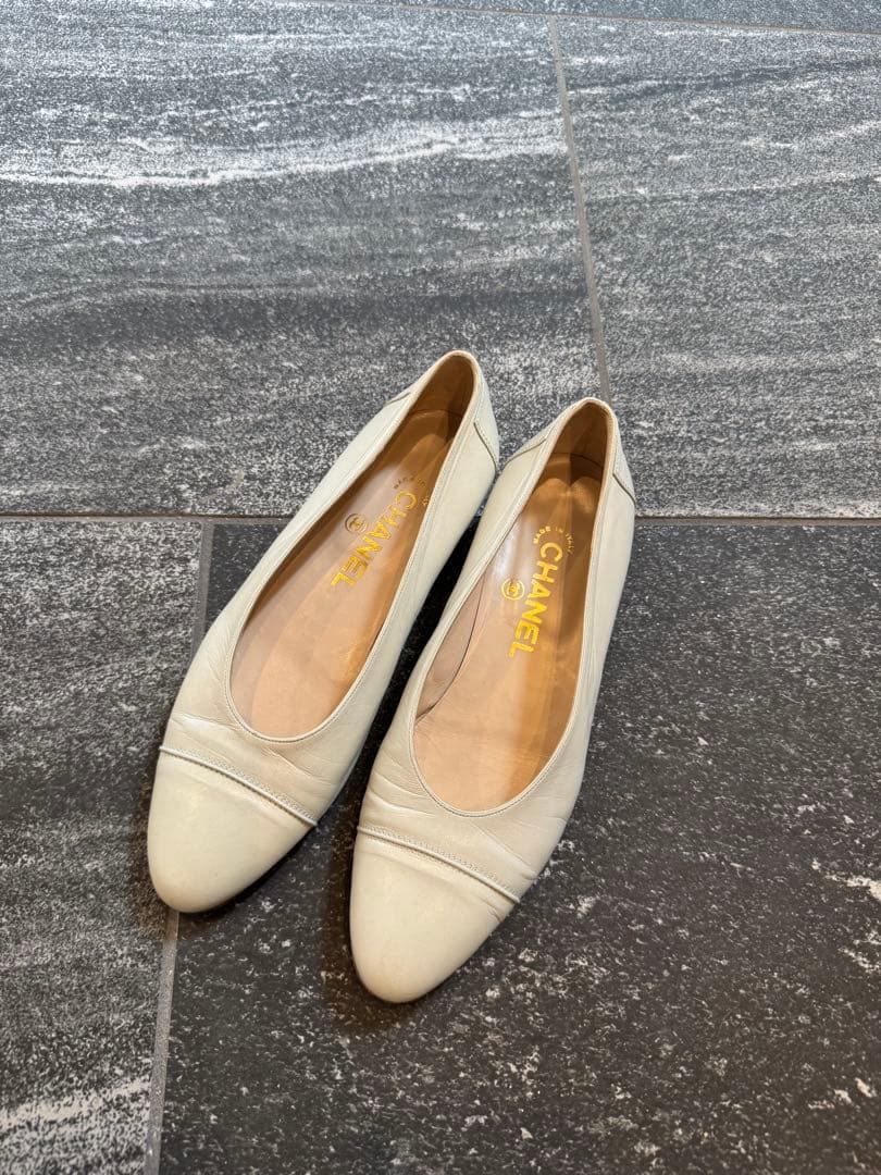 CHANEL ホワイト フラットシューズ - メルカリ