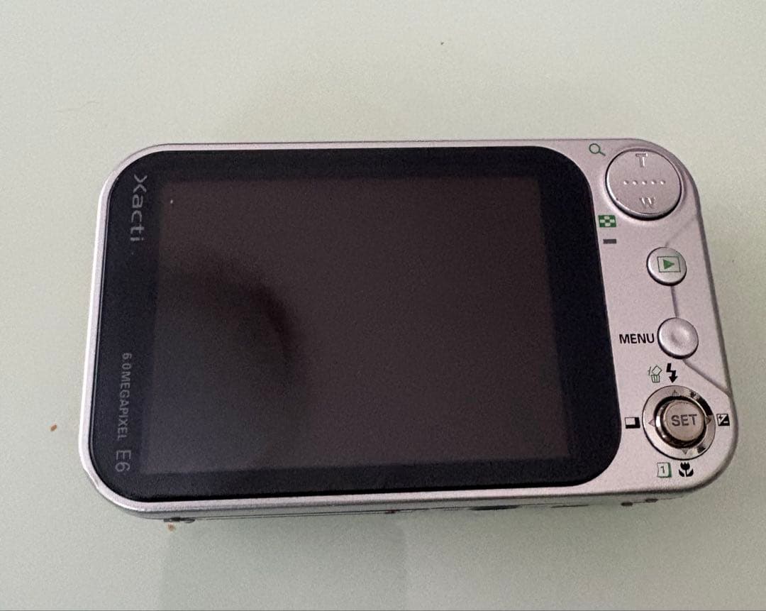 完動品 Xacti デジタルカメラ シルバー ACアダプター バッテリー付き