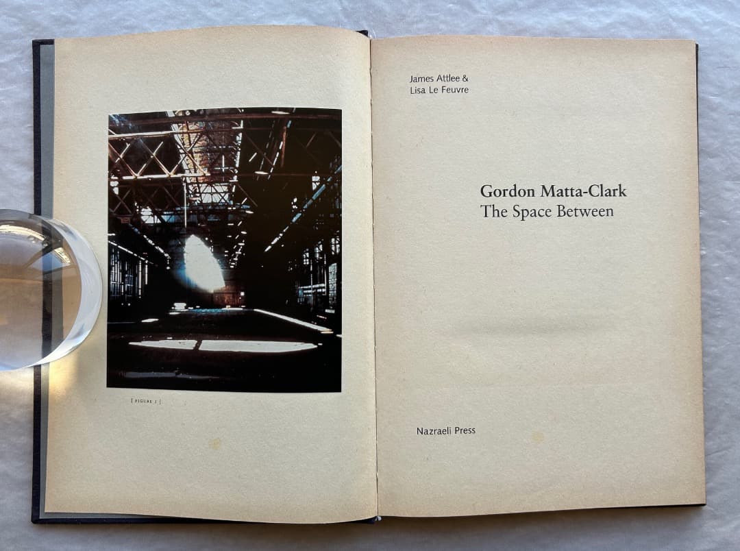 洋書）Gordon Matta-Clark: The Space Between