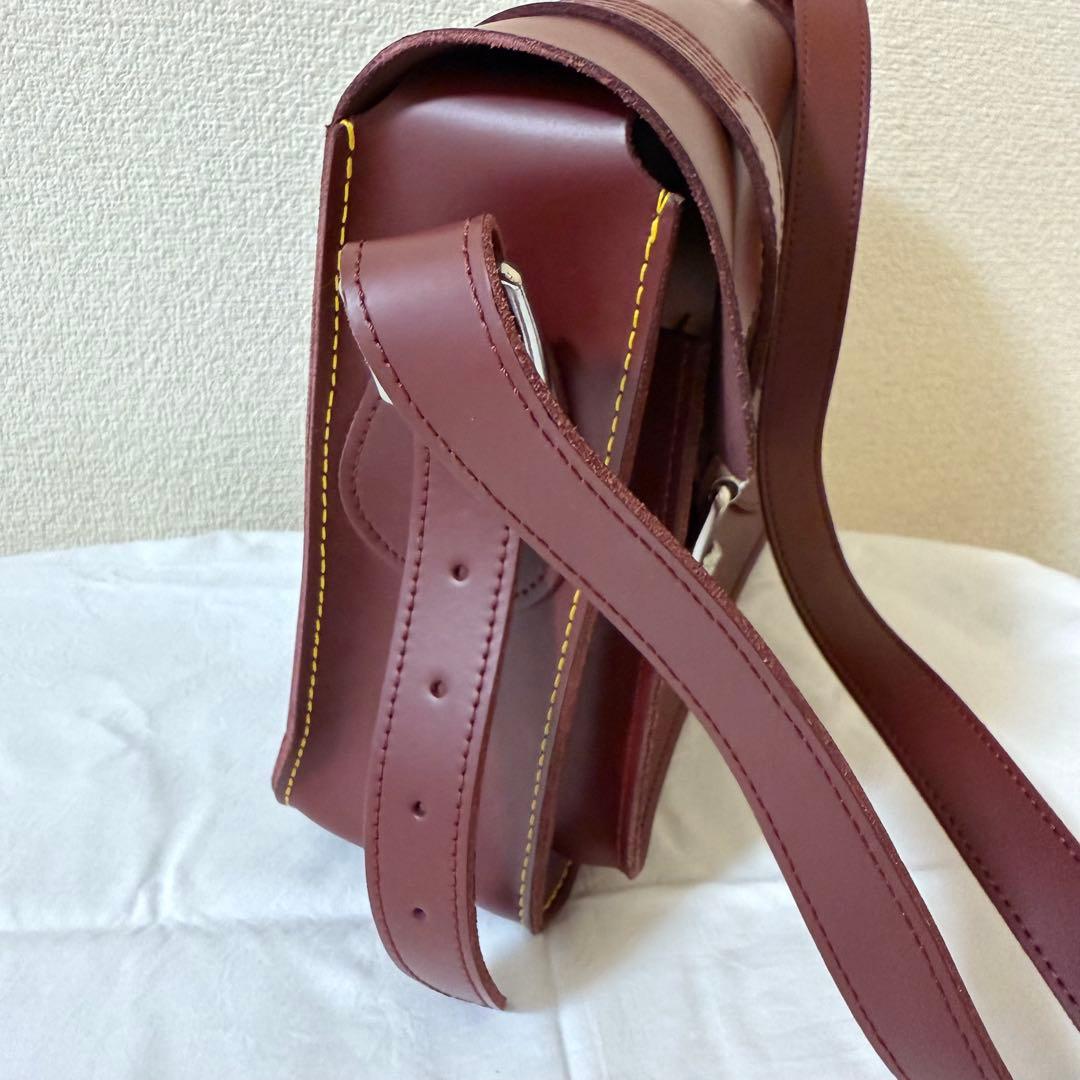 ドクターマーチン 11インチ レザー サッチェルバッグ チェリーレッド