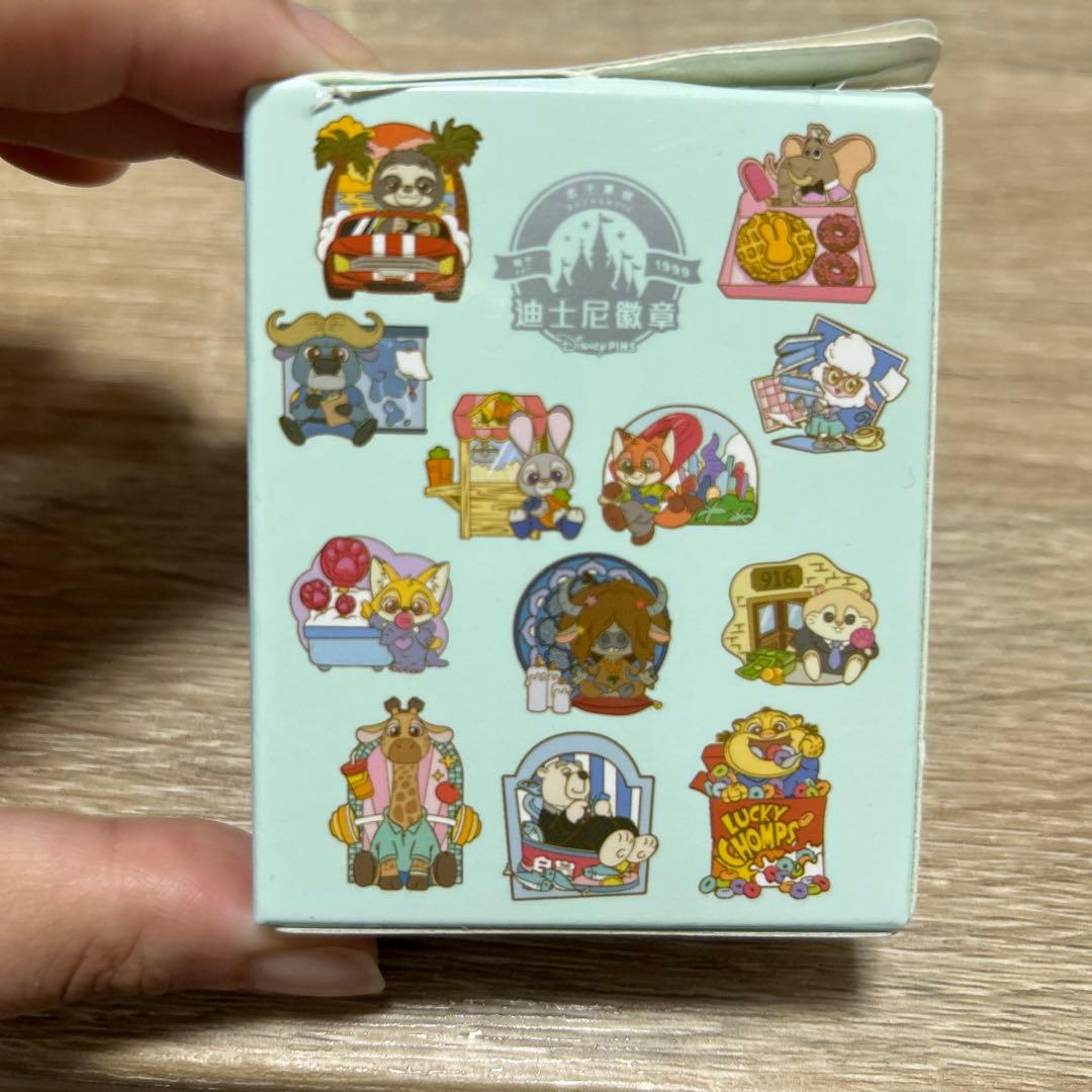 上海ディズニーリゾート 限定ピンバッジ zootpia ニック - メルカリ