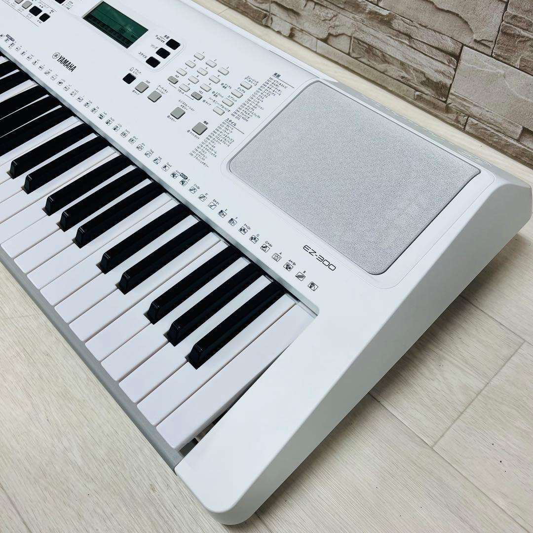 美品 YAMAHA ヤマハ 電子キーボード ポータブル光る鍵盤 EZ-300 - メルカリ