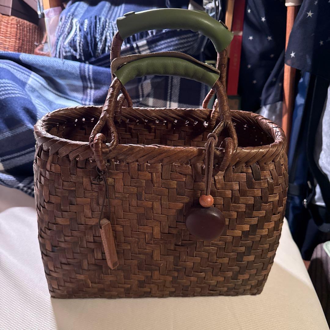 日曜日限定お値下げ✨️かごや くるみかごバッグ 柿渋染め巾着、冬用ストール2枚付き かごや