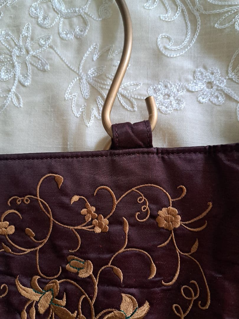 茶色(赤紫)の袋物刺繍バッグと小物刺繍バックセット