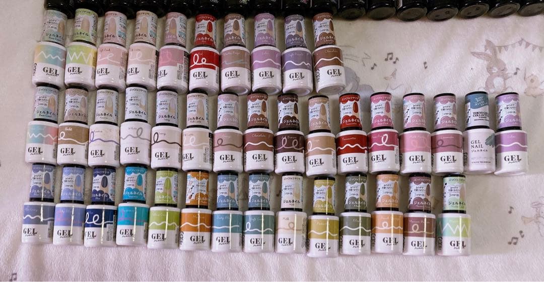 ジェルネイル182本、ネイルパーツ77品セット！ セリア ダイソー
