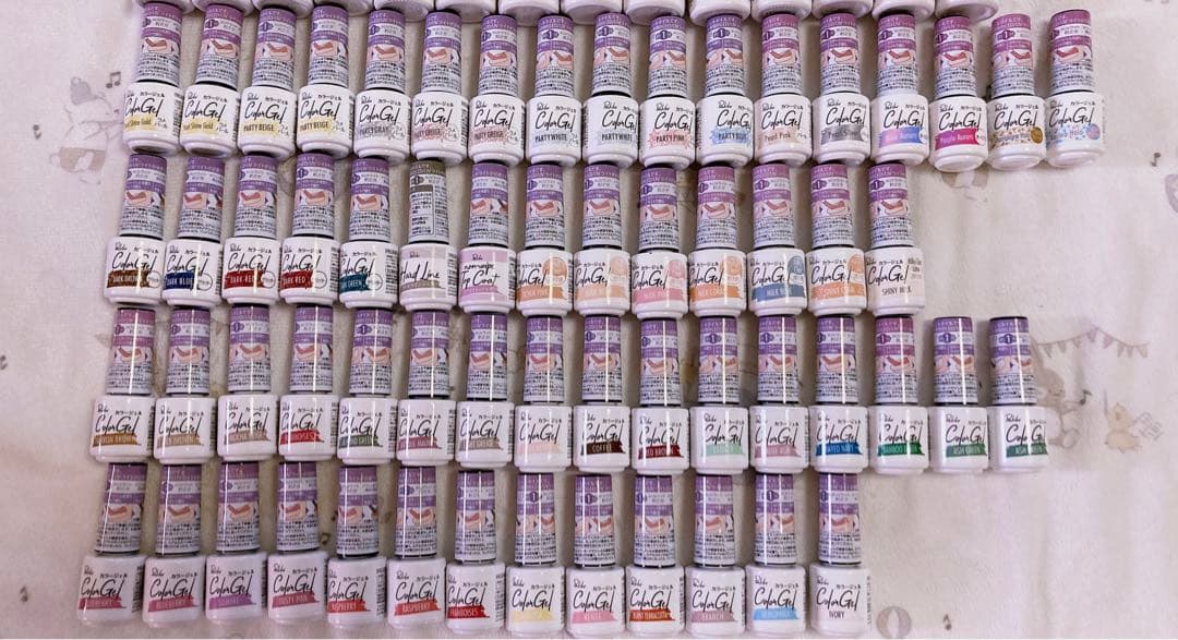 ジェルネイル182本、ネイルパーツ77品セット！ セリア ダイソー