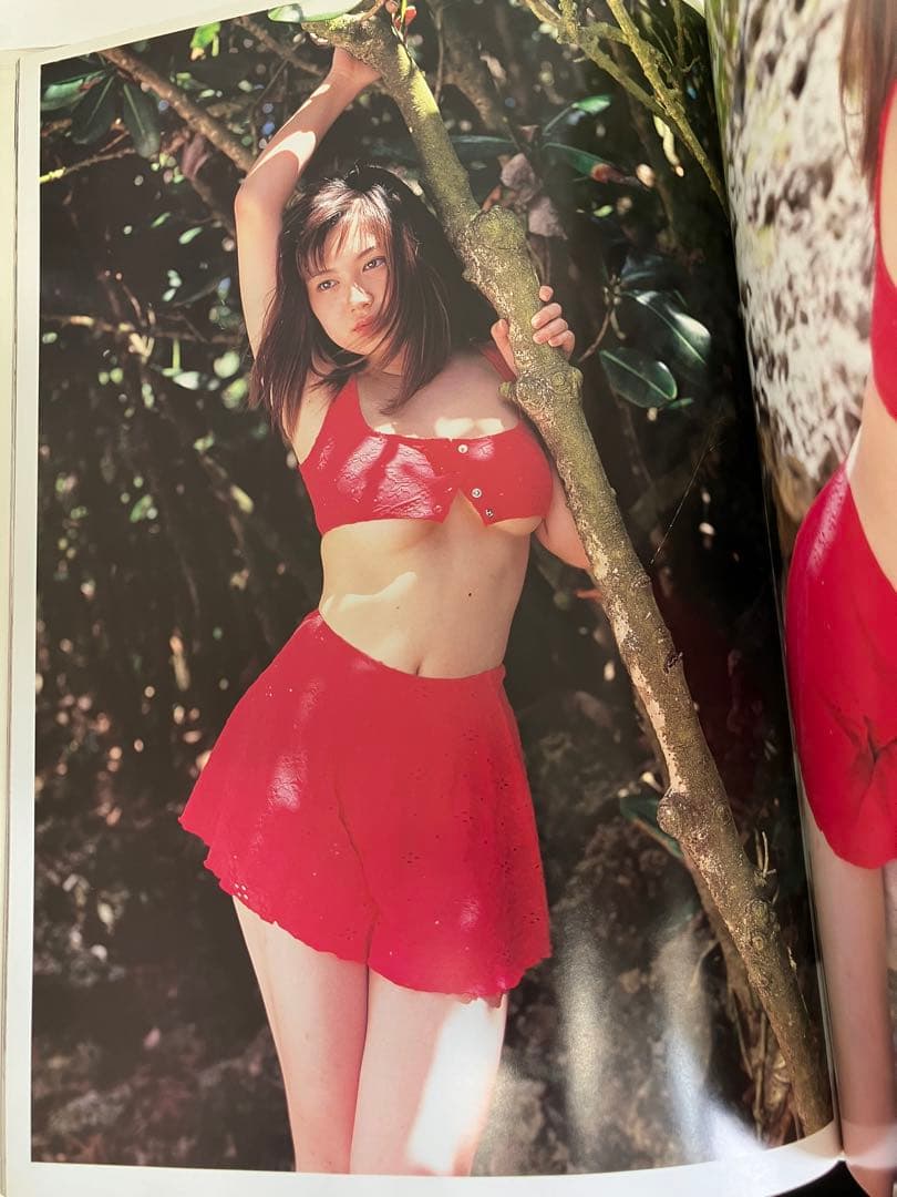 吉田里深写真集『Sixteen Revolution』 - メルカリ