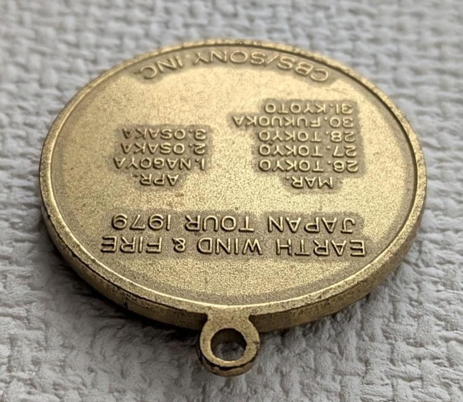 EARTH WIND & FIRE 黙示録（I am） LPレコード＋記念メダル - メルカリ