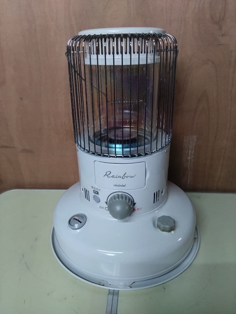 トヨトミレインボーストーブ　19年製 TOYOTOMI(トヨトミ)の人気ストーブレインボーストーブは温まってヨシ