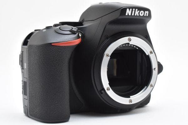 【美品】ニコン Nikon D5600 ボディ 《ショット数8961回》
