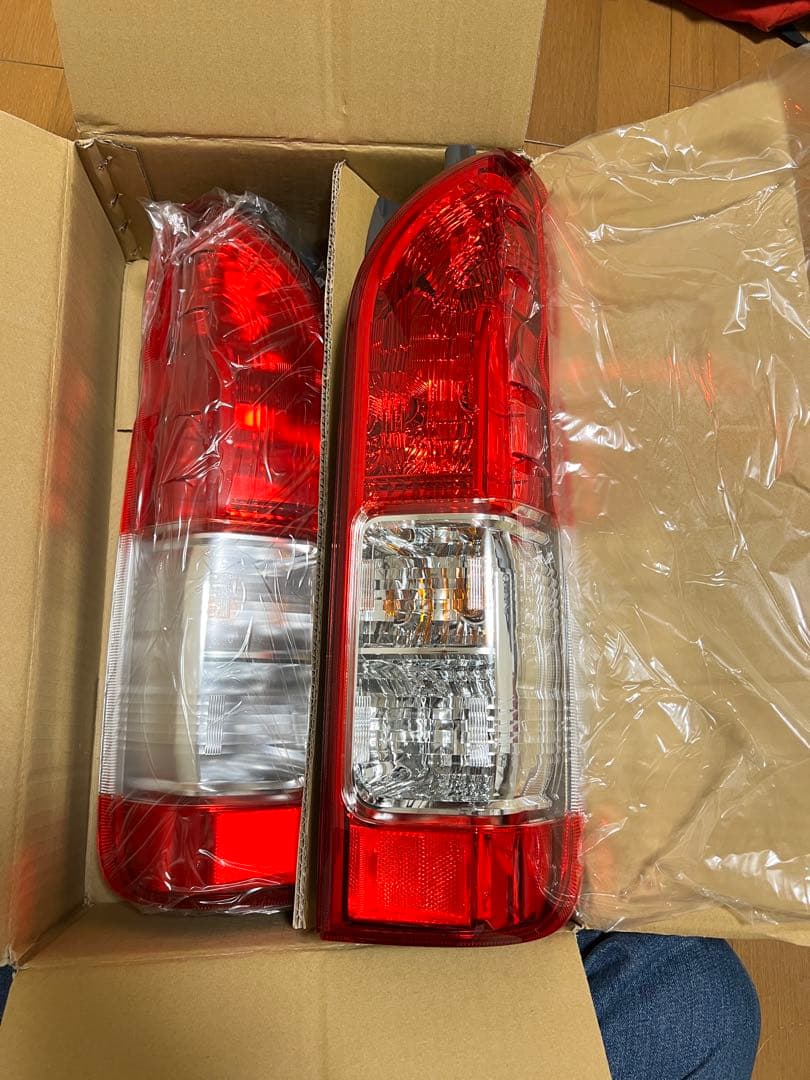 ハイエーステールランプ純正新車外し4型 ハイエース 純正テールランプ 新車外しの通販はau PAY マーケット
