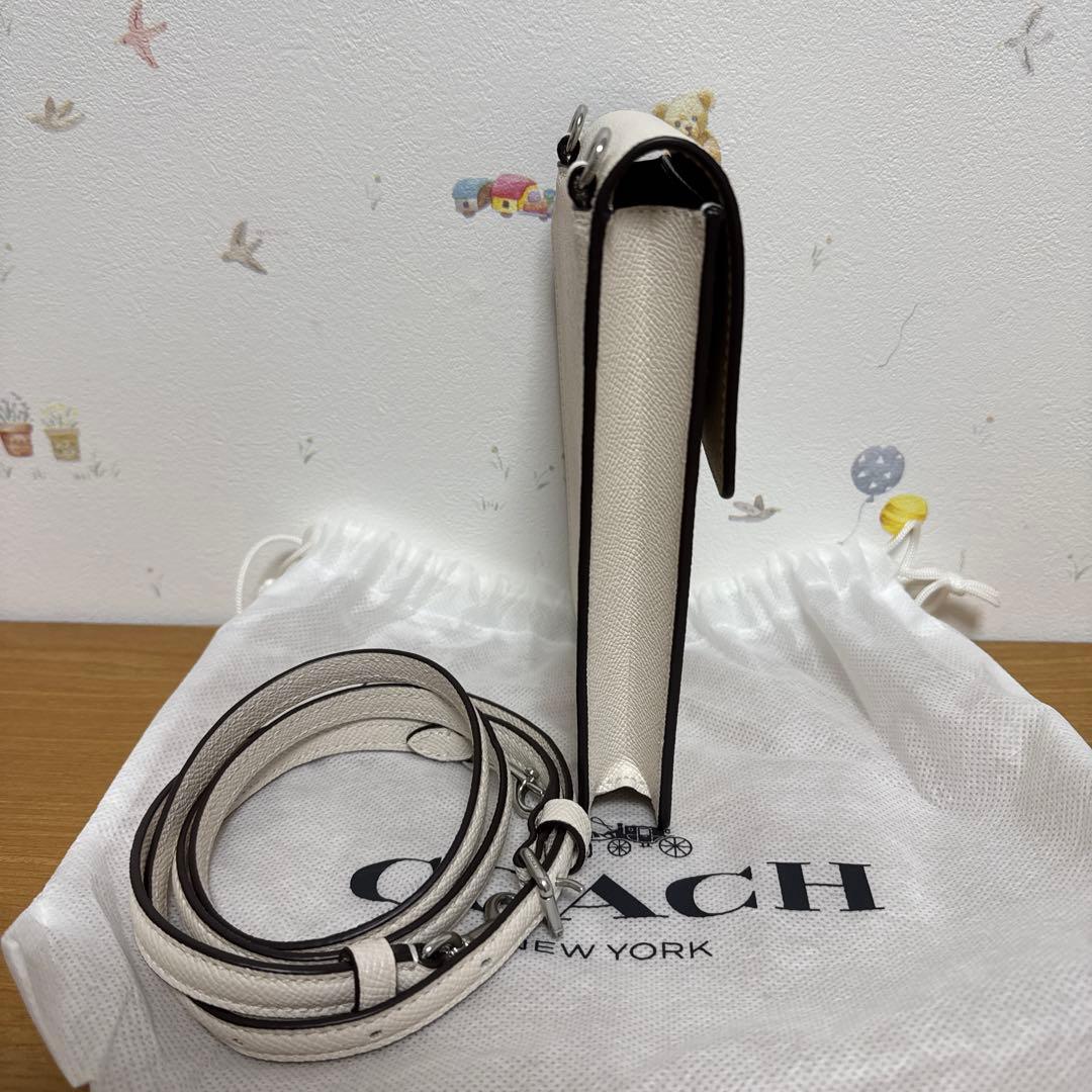 COACH ホワイト スマホショルダーバッグの通販はau PAY マーケット