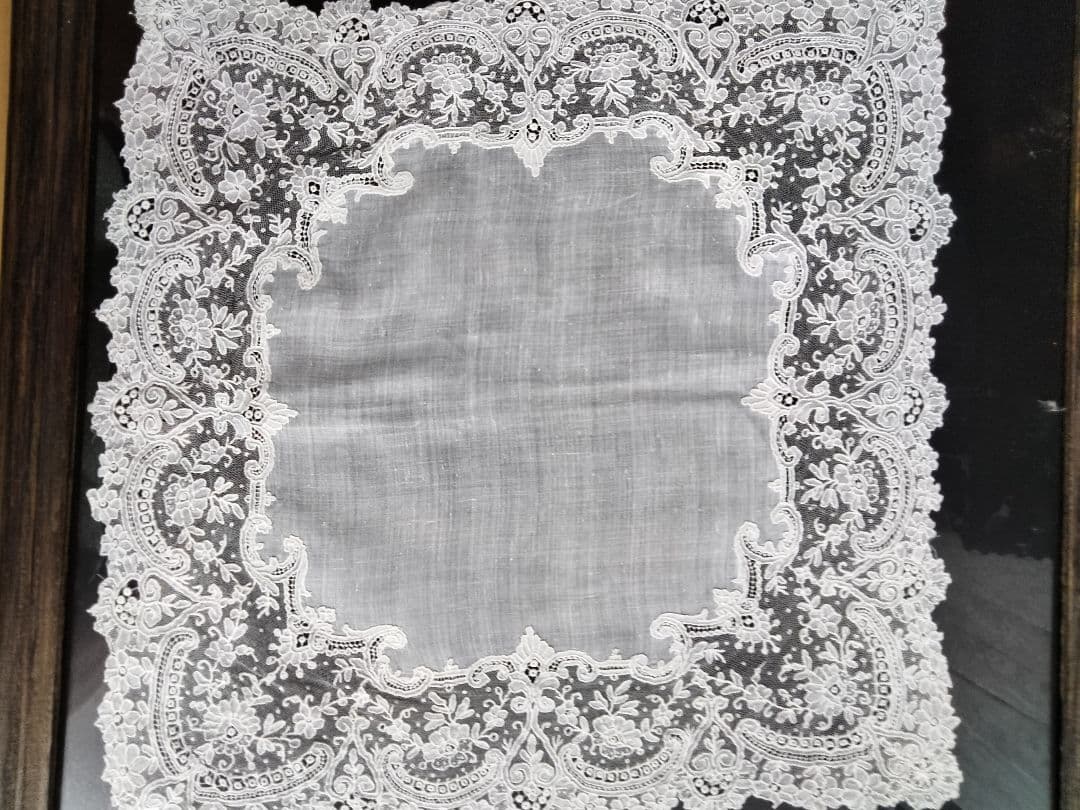パリの骨董屋さんで購入の繊細なレ―スのハンカチ、アンティーク