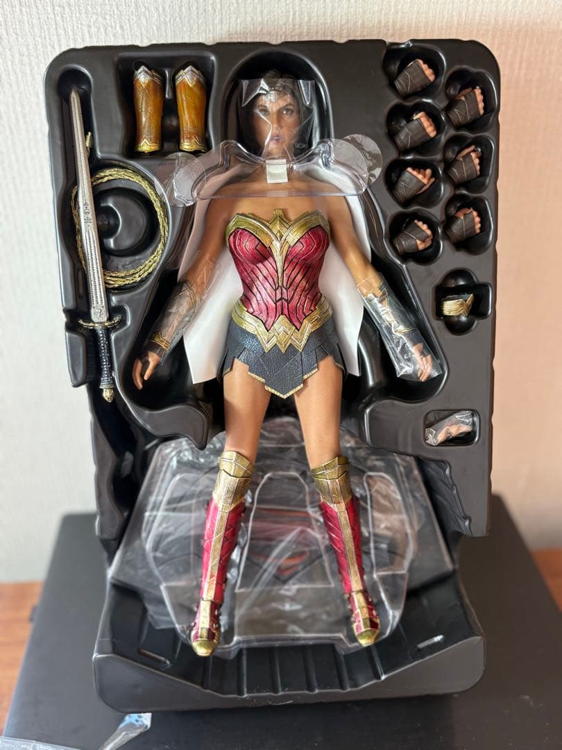 ホットトイズ ワンダーウーマン 1/6 （バットマン vs スーパーマン版）