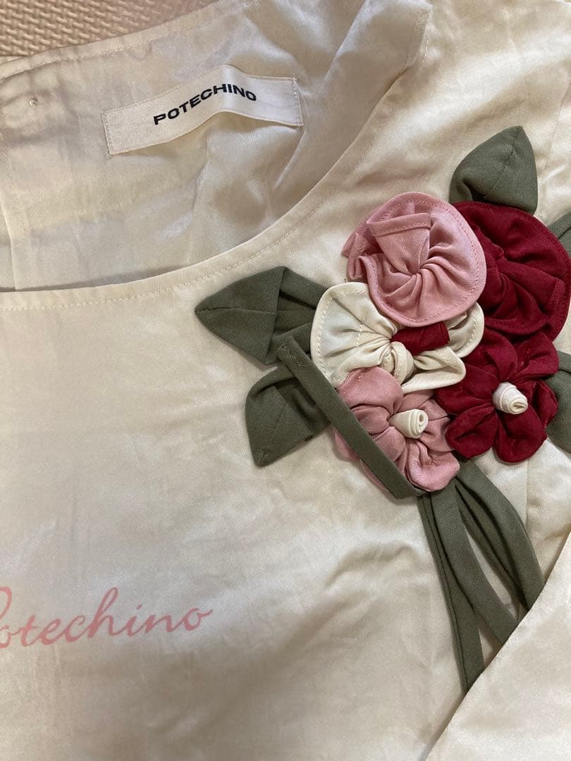 新品未使用】POTECHINO 花柄刺繍長袖エプロン 白色ベージュ ポテチーノ