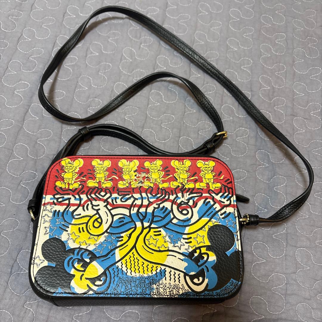 ほ*と様 COACH キース・ヘリング ミッキーマウス　ミニカメラバッグ ミッキーのポップアートがバッグに！「コーチ」最新コレクション