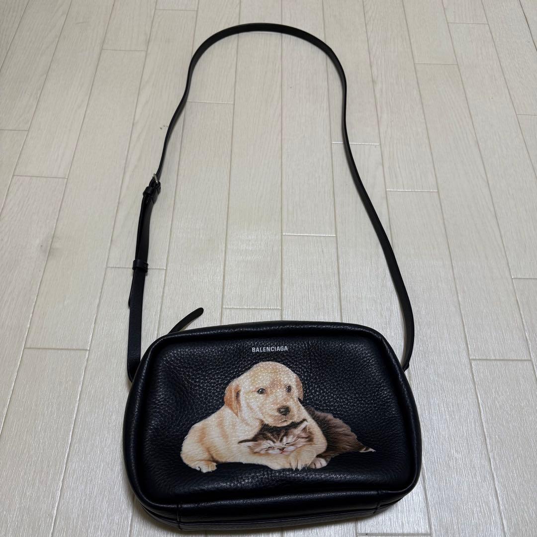 希少】BALENCIAGA カメラバッグ 犬と猫プリント - メルカリ