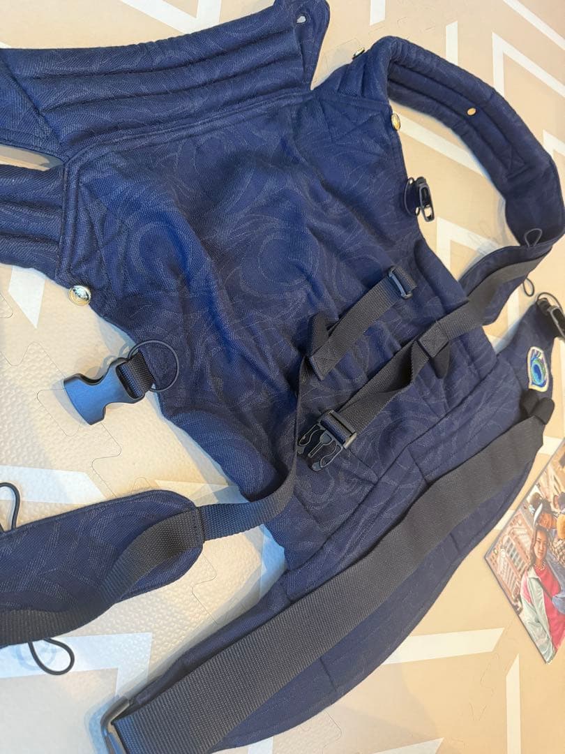《美品》artipoppeネイビー 抱っこ紐