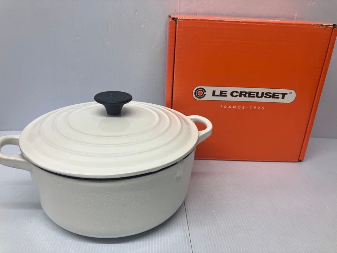 【未使用保管品】ル・クルーゼ ココット・ロンド 20cm ホワイト シグニチャー ココット・ロンド 20cm チェリーレッド (シルバーツマミ