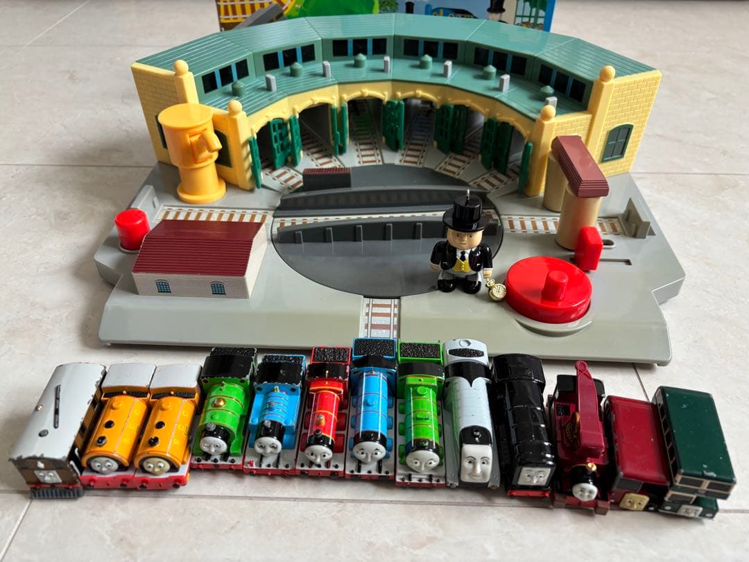トミカ 機関車トーマス ティドマス機関庫 操車場 - メルカリ