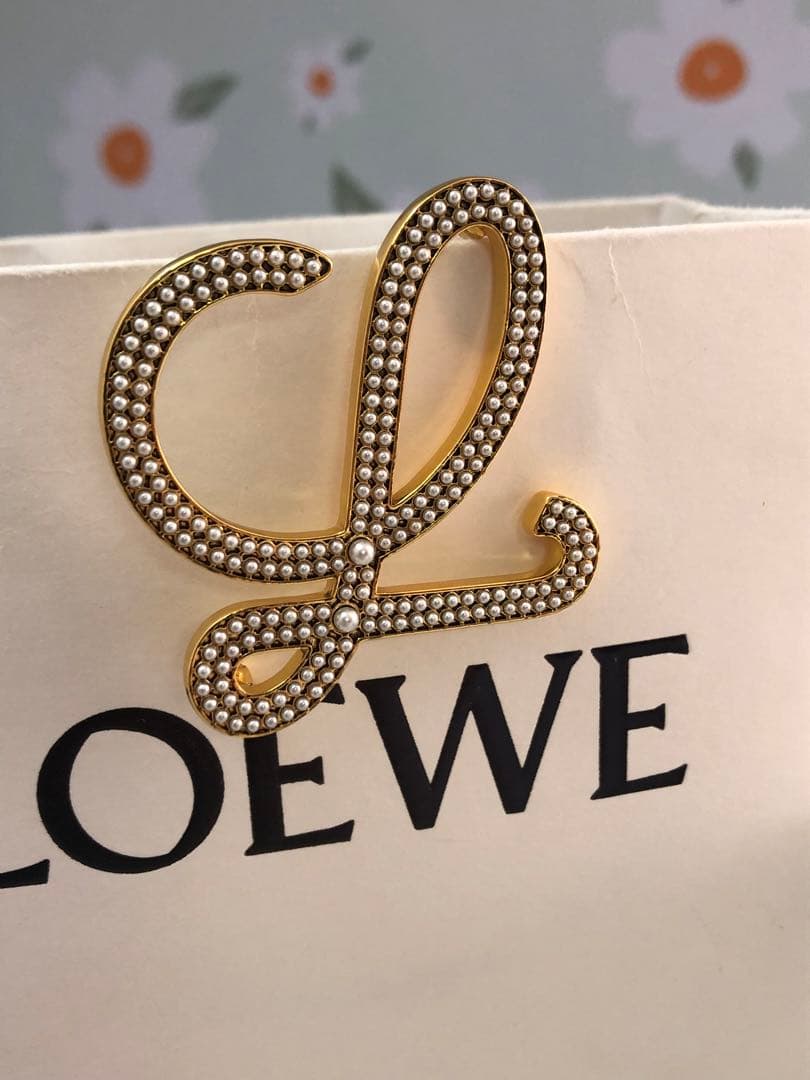 ロエベ　パールブローチ　ゴールド　超美品 LOEWE（ロエベ） 送料無料 フェイクパール ブローチ ゴールド ホワイト