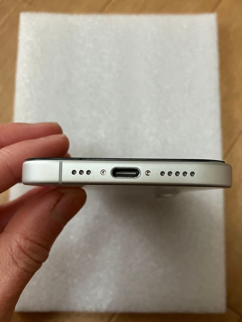 iPhone17 256GB ホワイト 充放電回数2回 Appleケア27年9月 - メルカリ