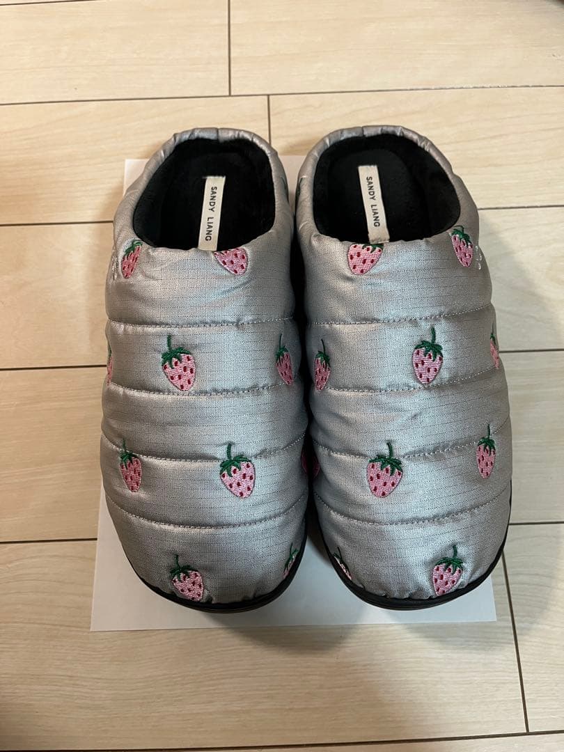 最終値下げ済］subu✖️Sandy Liang いちご柄スリッパ シルバー - メルカリ