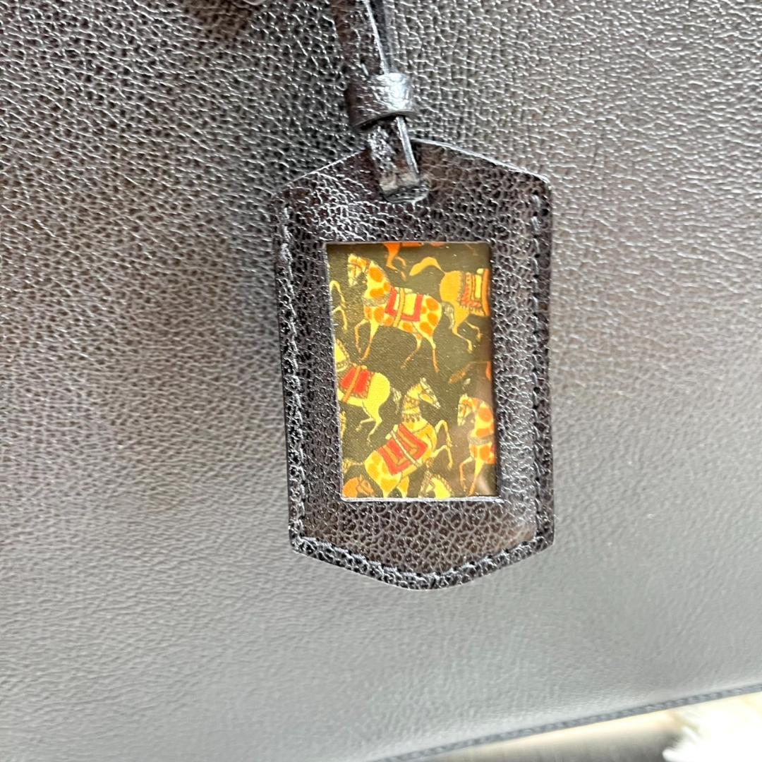 フェラガモ ビジネスバッグ オールレザー 3層 自立 ロゴ金具 ブリーフ