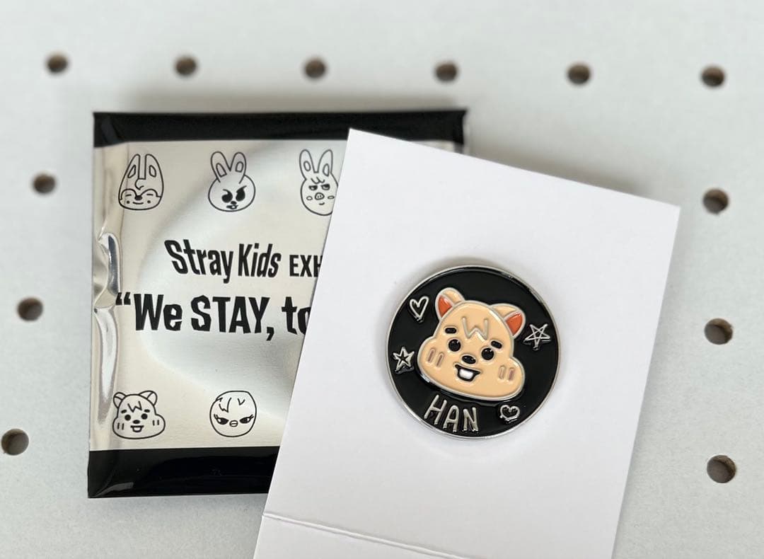 Stray Kids EXHIBITION 展覧会 ピンバッチ ハン - メルカリ