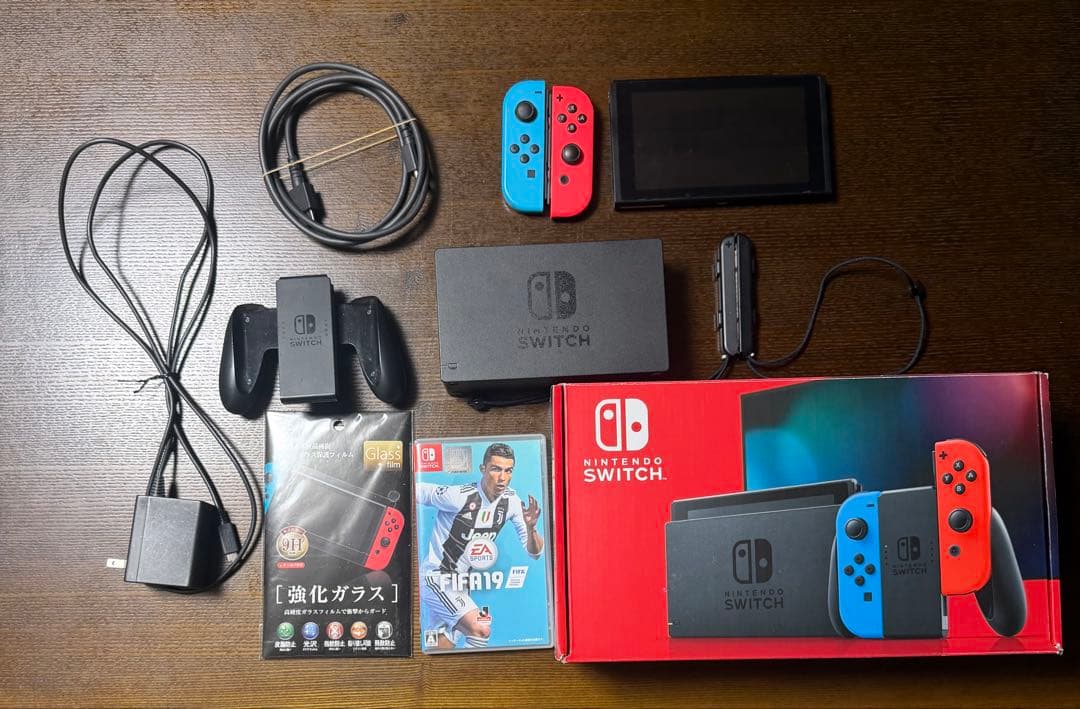 Nintendo Switch 本体 赤/青 Joy-Con FIFA 19付き