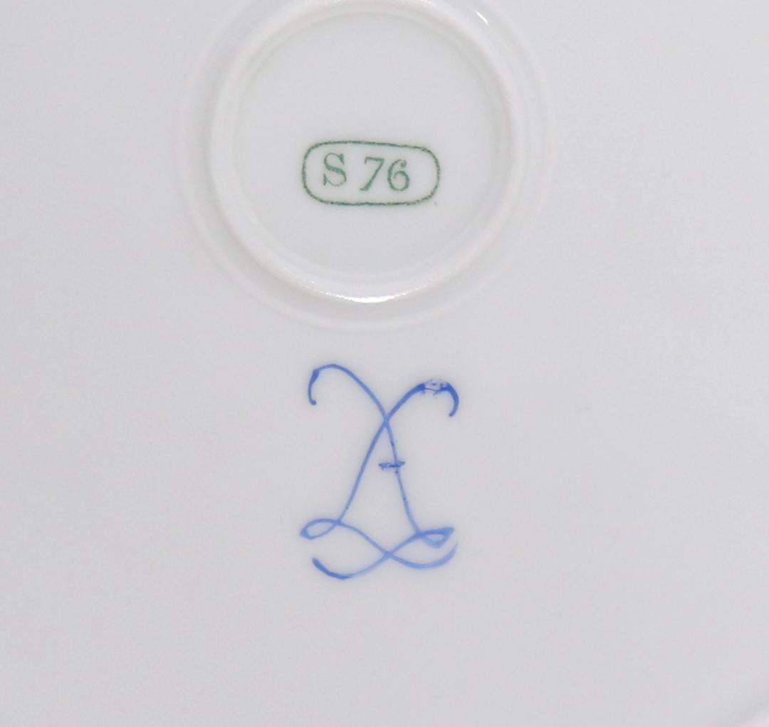 オールド・セーブル 1876年頃 青地色絵金彩男女図皿 ターコイズブルー