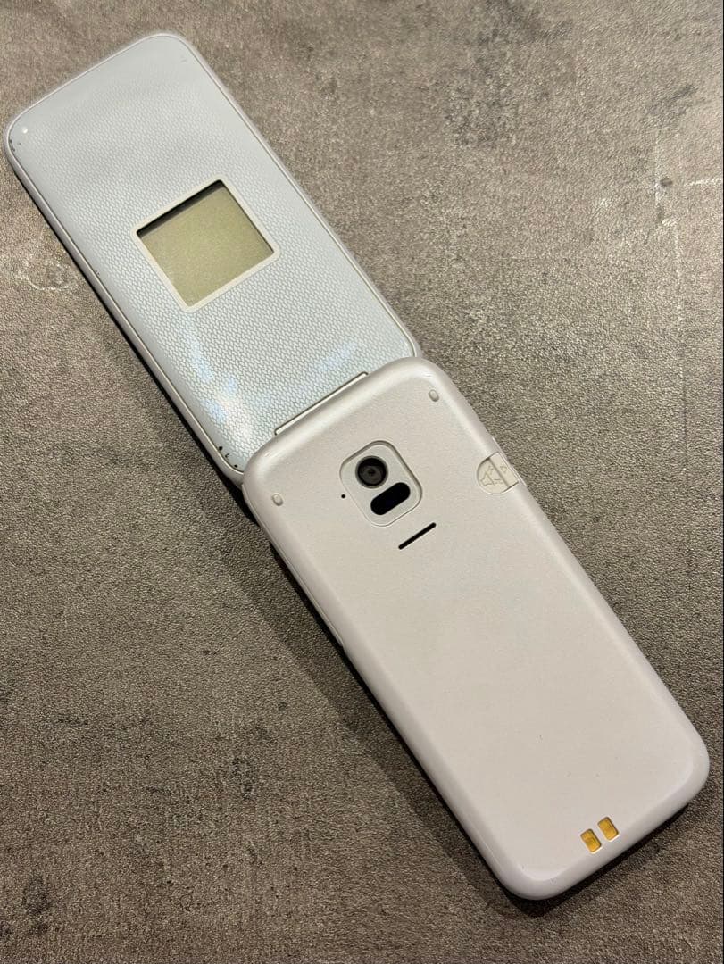 docomo らくらくホン F-01M ホワイト - メルカリ