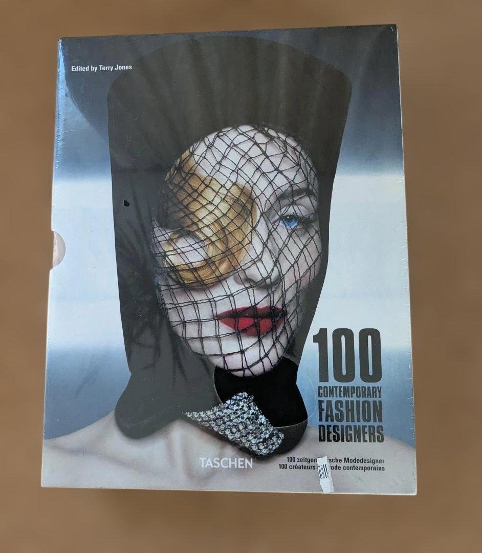 女性情報誌 100 Contemporary Fashion Designers 100 Contemporary Fashion Designers (Bibliotheca Universalis