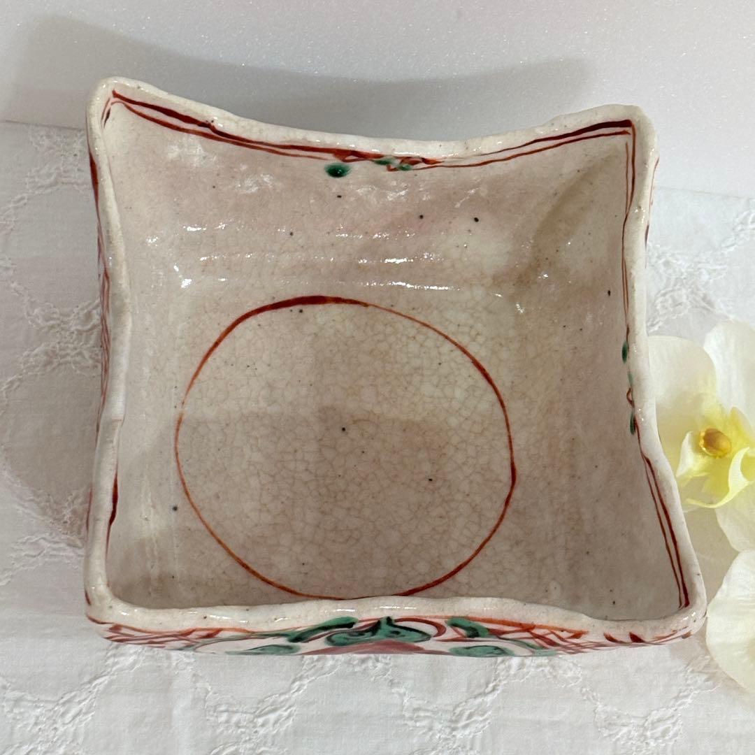 四角い鉢黒岩卓実（たくみ窯）赤絵四方足付鉢。美濃焼の人気陶芸家