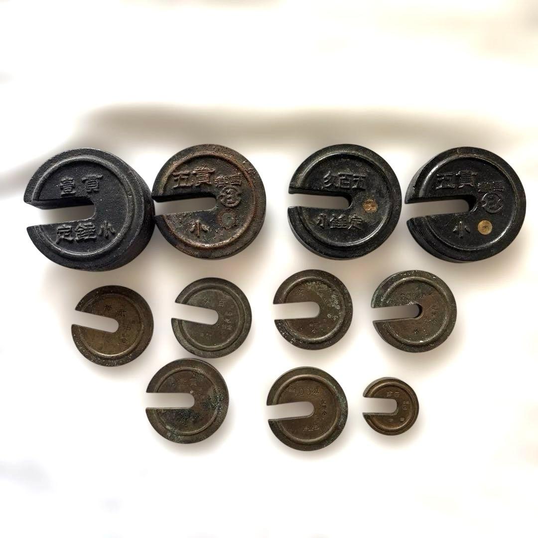 昭和レトロ　計りの錘 お部屋の明るさを感知して自動点灯します！ リズム電波掛け時計