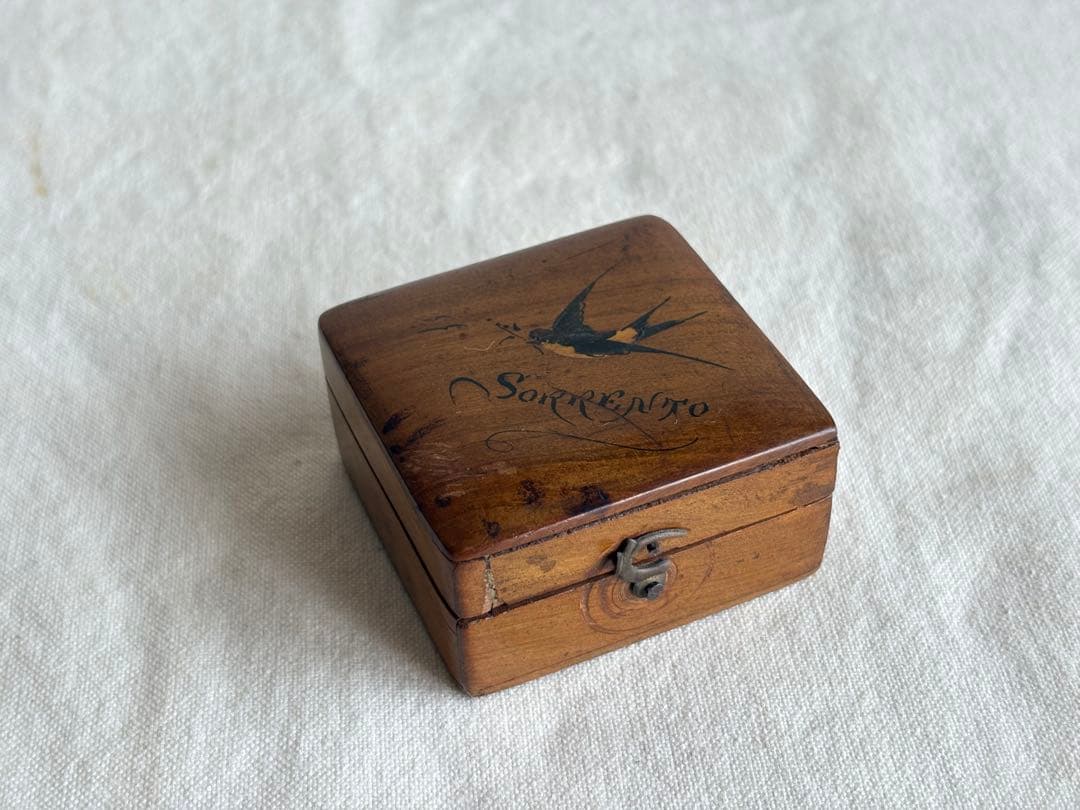 アンティーク　ツバメのモシュリンヌ モシュリンヌ ツバメ 木の宝石箱 フランスアンティーク | mamantique