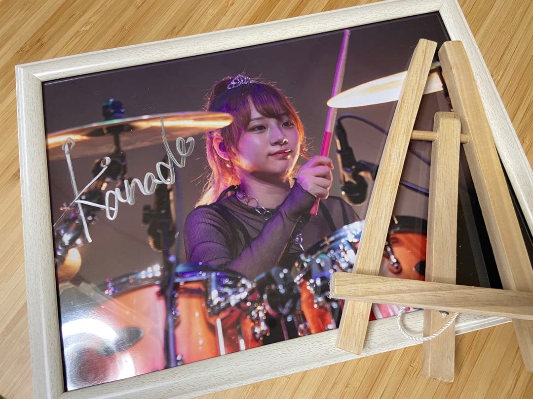 KOIAI Kanade 直筆サイン入り A4写真 フレーム&イーゼル付 佐藤奏