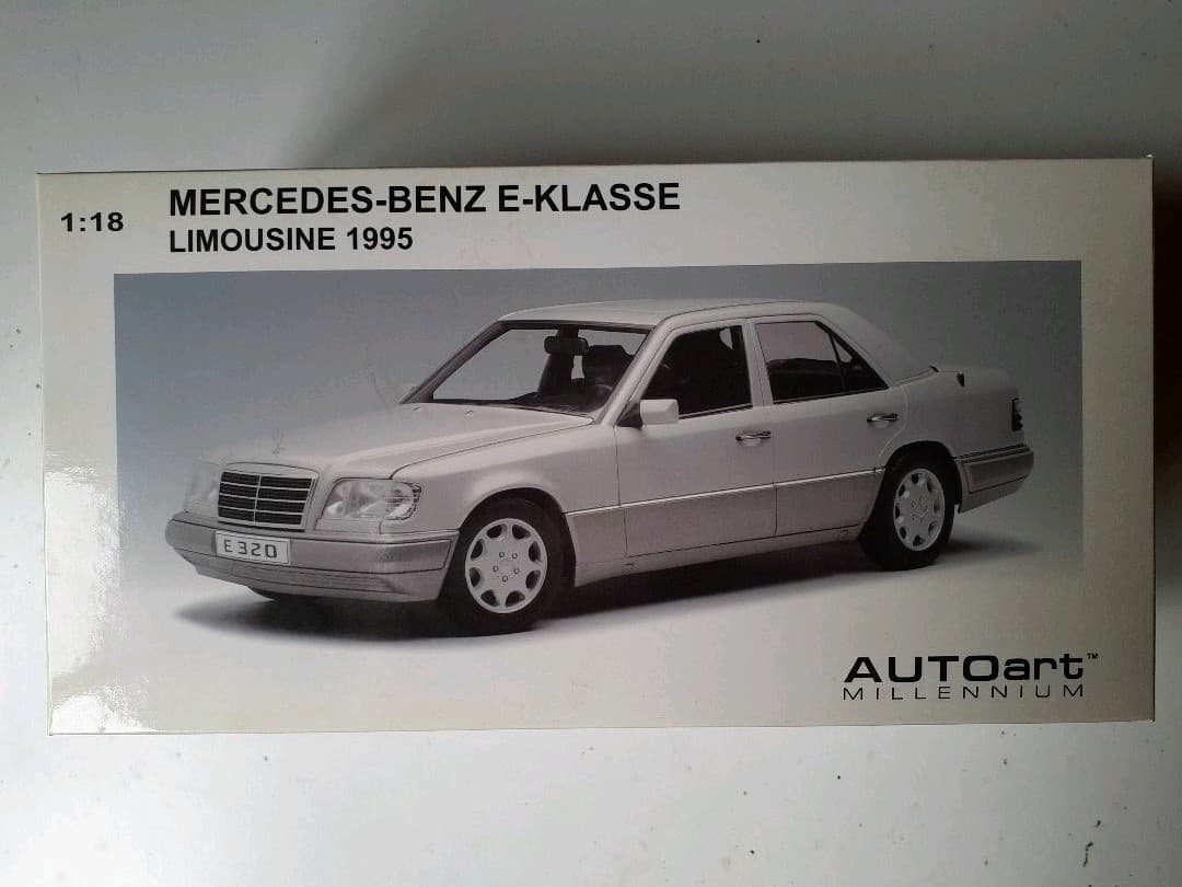 絶版　オートアート　メルセデス・ベンツ　E320　1/18 1/18 オートアート 76271 メルセデスベンツ Eクラス (E320) リムジン