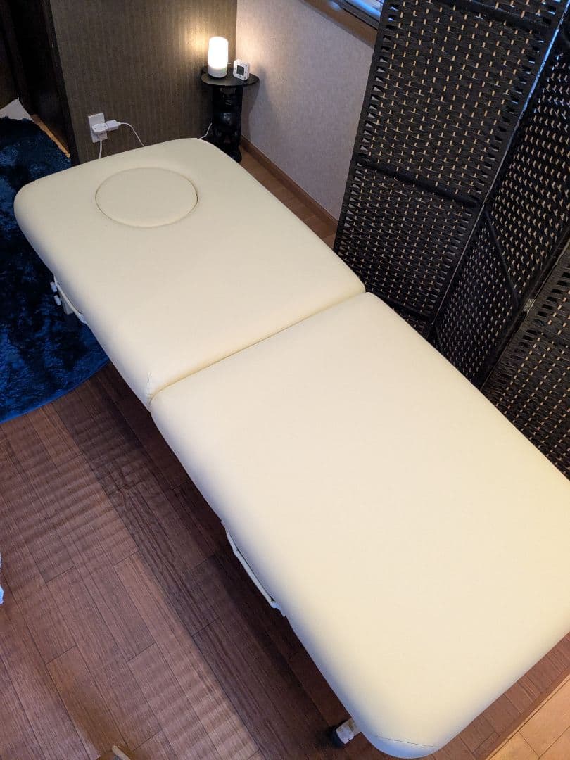 【美品】ネチュラ☆フラットメモリー施術ベット エステ/リラク バニラ色 美品】ネチュラ☆フラットメモリー施術ベット エステ/リラク バニラ色